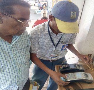 Akotla's first value on withdrawal of petrol pump | पेट्रोलपंपावर रक्कम काढण्याच्या सुविधेचा पहिला मान अकोटला Akotla's first value on withdrawal of petrol pump | पेट्रोलपंपावर रक्कम काढण्याच्या सुविधेचा पहिला मान अकोटला