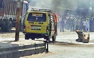 Running school van fire | धावत्या स्कूल व्हॅनला आग