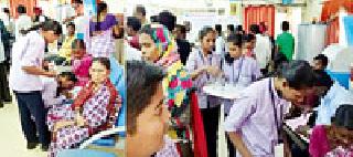 Hands on the helpers of bank's queens | बँकेच्या रांगेतील वृध्दांना मदतीचे चिमुकले हात Hands on the helpers of bank's queens | बँकेच्या रांगेतील वृध्दांना मदतीचे चिमुकले हात