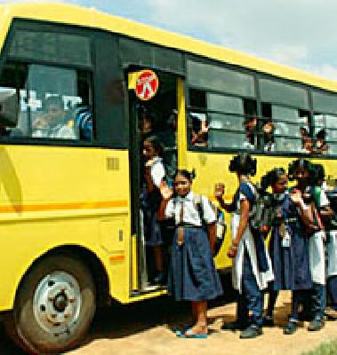 Blockade near school for school van | स्कूल व्हॅनसाठी शाळांजवळ नाकाबंदी