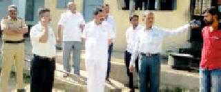 The students of Kalamb School | कळंबच्या शाळेत आमदारांची धडक