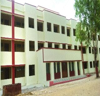 Four buildings of Ashram Shakhas! | आश्रमशाळांच्या चार इमारती पडूनच! Four buildings of Ashram Shakhas! | आश्रमशाळांच्या चार इमारती पडूनच!