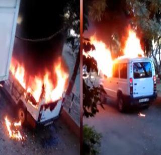 VIDEO - Dhanusha Manoragna lit the police van | VIDEO - धुळ्यात मनोरुग्णाने पोलिसांची व्हॅन पेटविली