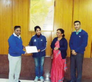 The Railway Booking Clerk has the courage to show the woman | रेल्वे बुकिंग क्लर्क महिलेने दाखविले धाडस