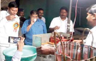 The Guardian took the tea on the trip | पालकमंत्र्यांनी टपरीवर घेतला चहाचा आस्वाद