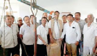 Shopping Center facilitates 14 villages | खरेदी केंद्राने १४ गावांची सोय