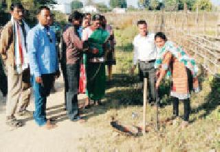 Bhumibujan of Khamiragana road at Kamalapur-Modumdugu road | कमलापूर-मोदूमडगू रस्ता खडीकरणाचे भूमिपूजन