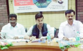 18 rivers and 10 basins of soil for the memorial of Chhatrapati | छत्रपतीच्या स्मारकासाठी १८ नद्यांचे पाणी व १० किल्ल्यांची माती रवाना