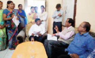 Groundnut of agricultural workers' MLAs | कृषी कर्मचाऱ्यांचा आमदारांना घेराव