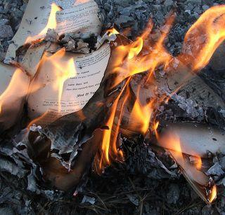 If you burn the garbage in the open, you will get a check of 25 thousand rupees | उघड्यावर कचरा जाळलात तर खिशाला चटका, होणार 25 हजारांचा दंड If you burn the garbage in the open, you will get a check of 25 thousand rupees | उघड्यावर कचरा जाळलात तर खिशाला चटका, होणार 25 हजारांचा दंड