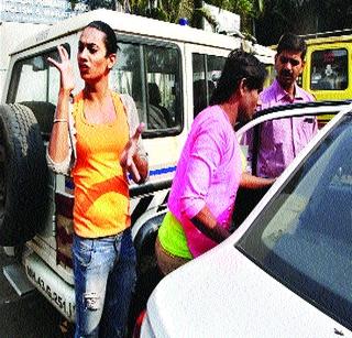 Stalking third-party arrests | लुटमारी करणाऱ्या तृतीयपंथींना अटक Stalking third-party arrests | लुटमारी करणाऱ्या तृतीयपंथींना अटक