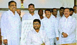 Jayantrao-Tatya abola is over! | जयंतराव-तात्यांचा अबोला संपला..!