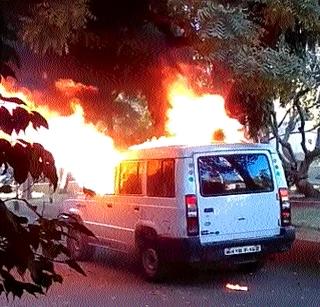 The police vehicle was burned by the psychiatrist | पोलिसांचे वाहन मनोरुग्णाने जाळले The police vehicle was burned by the psychiatrist | पोलिसांचे वाहन मनोरुग्णाने जाळले