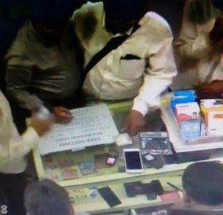 VIDEO - CCTIBLATED CAPACITY MOBILE STRICT HANDSWIFIING! | VIDEO - सीसीटीव्हीत कैद झाली माबाईल चोरीची हातसफाई !