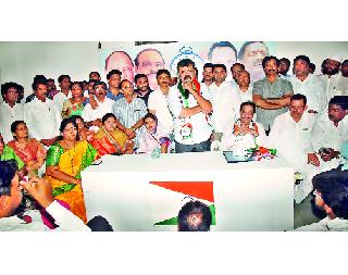 Striking behind one party: The party workers feared | एकापाठोपाठ धक्के : पक्ष कार्यकर्ते धास्तावले Striking behind one party: The party workers feared | एकापाठोपाठ धक्के : पक्ष कार्यकर्ते धास्तावले