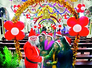 Natalie felt sweet: | नाताळबाबांनी वाटली मिठाई : Natalie felt sweet: | नाताळबाबांनी वाटली मिठाई :