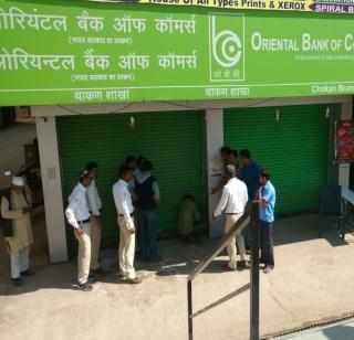 Due to the alert of police and civilians, the accident | पोलीस व नागरिकांच्या सतर्कतेमुळे टळली दुर्घटना Due to the alert of police and civilians, the accident | पोलीस व नागरिकांच्या सतर्कतेमुळे टळली दुर्घटना