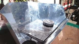 Self-made solar cooker experiment in Kolhapur | स्वनिर्मित सौरचुलीचा कोल्हापुरात प्रयोग Self-made solar cooker experiment in Kolhapur | स्वनिर्मित सौरचुलीचा कोल्हापुरात प्रयोग