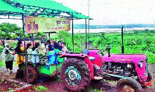 On the road to agricultural tourism, | शेतकरी कृषी पर्यटनाच्या वाटेवर‘