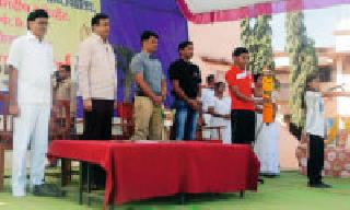 Sports creates the personality of the students | खेळांमुळे विद्यार्थ्यांचे व्यक्तिमत्त्व फुलते