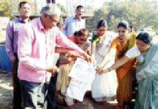 Combustion of symbolic manuscripts by transformationist organizations | परिवर्तनवादी संघटनांकडून प्रतिकात्मक मनुस्मृतीचे दहन Combustion of symbolic manuscripts by transformationist organizations | परिवर्तनवादी संघटनांकडून प्रतिकात्मक मनुस्मृतीचे दहन