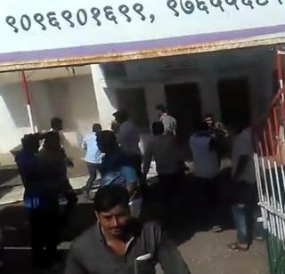 VIDEO-Ravi Rana's office collapsed | VIDEO- रवी राणांच्या कार्यालयाची तोडफोड VIDEO-Ravi Rana's office collapsed | VIDEO- रवी राणांच्या कार्यालयाची तोडफोड