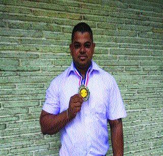 Success in the power lifting of the goalkeepers | गोलतकरांचे पॉवर लिफ्टिंगमध्ये यश