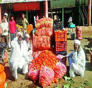 The yield of onions increased threefold | कांद्याची आवक तिपटीने वाढली The yield of onions increased threefold | कांद्याची आवक तिपटीने वाढली