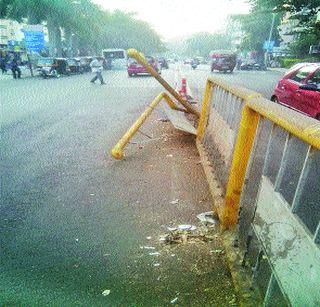 Barrier to the iron divider traffic | लोखंडी दुभाजकाचा वाहतुकीस अडथळा Barrier to the iron divider traffic | लोखंडी दुभाजकाचा वाहतुकीस अडथळा