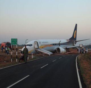 Jet Airways plane accidents at Goa airport | गोवा विमानतळावर जेट एअरवेजच्या विमानाला अपघात Jet Airways plane accidents at Goa airport | गोवा विमानतळावर जेट एअरवेजच्या विमानाला अपघात