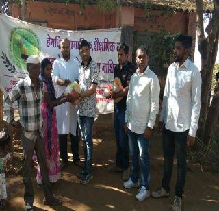 50 hands to help the family | 50 कुटुंबीयांना दिला मदतीचा हात 50 hands to help the family | 50 कुटुंबीयांना दिला मदतीचा हात