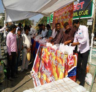 Prohibition Against Farmer's Government by Offering Tomato Free | टोमॅटोचे मोफत वाटप करुन शेतक-याचा सरकारविरोधात निषेध