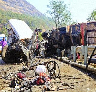 Four killed in accident in Expressway | एक्स्प्रेस वेवरील अपघातात ४ ठार Four killed in accident in Expressway | एक्स्प्रेस वेवरील अपघातात ४ ठार