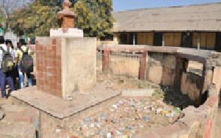 JayantiDini also ignored the 'Mother' statue of Mother's Education | जयंतीदिनीही शिक्षणमहर्षींचा ‘तो’ पुतळा उपेक्षित JayantiDini also ignored the 'Mother' statue of Mother's Education | जयंतीदिनीही शिक्षणमहर्षींचा ‘तो’ पुतळा उपेक्षित