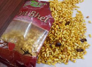 Five cockles in the sealed sealed envelope | भेळेच्या सीलबंद पाकिटात पाच झुरळ