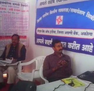 VIDEO- 'Cashless' lessons for farmers in 'Agrotech'! | VIDEO- ‘अॅग्रोटेक’मध्ये शेतक-यांना ‘कॅशलेस’चे धडे! VIDEO- 'Cashless' lessons for farmers in 'Agrotech'! | VIDEO- ‘अॅग्रोटेक’मध्ये शेतक-यांना ‘कॅशलेस’चे धडे!