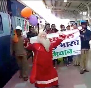 VIDEO - Santa Claus gave clean rail, clean India message! | VIDEO- सांताक्लॉजने दिला स्वच्छ रेल, स्वच्छ भारतचा संदेश! VIDEO - Santa Claus gave clean rail, clean India message! | VIDEO- सांताक्लॉजने दिला स्वच्छ रेल, स्वच्छ भारतचा संदेश!