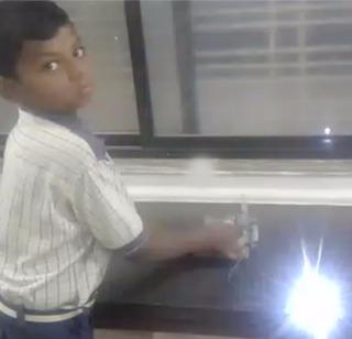 VIDEO: The farmer's son has a charger made from waste products | VIDEO : शेतक-याच्या मुलाने टाकाऊ वस्तूंपासून बनवले चार्जर