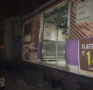 VIDEO: The 5 coaches of the collision near the welfare again on the track | VIDEO : कल्याणजवळ घसरलेले लोकलचे 5 डबे पुन्हा रुळावर