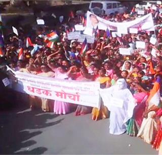 VIDEO - Front against Micro Finance Companies | VIDEO- मायक्रो फायनान्स कंपन्यांच्या विरोधात मोर्चा VIDEO - Front against Micro Finance Companies | VIDEO- मायक्रो फायनान्स कंपन्यांच्या विरोधात मोर्चा
