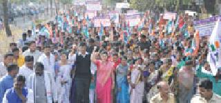 Knock down micro finance officers | मायक्रो फायनान्सच्या अधिकाऱ्यांना ठोका Knock down micro finance officers | मायक्रो फायनान्सच्या अधिकाऱ्यांना ठोका