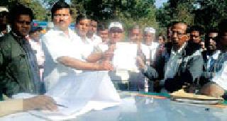 Stop the road for one and a half hour at Chicholi | चिचोली येथे दीड तास रस्ता रोको