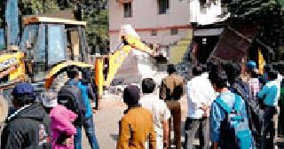 Hammer at the unauthorized shrines | अनधिकृत धर्मस्थळांवर अखेर हातोडा