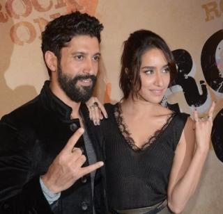 Shakir Kapoor took the blessings from the house of Farhan Akhtar | फरहान अख्तरच्या घरातून श्रद्धाला शक्ती कपूरने नेले फरफटत Shakir Kapoor took the blessings from the house of Farhan Akhtar | फरहान अख्तरच्या घरातून श्रद्धाला शक्ती कपूरने नेले फरफटत