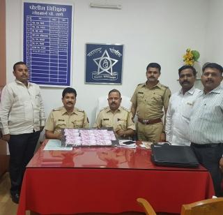Police looted Rs 25 lakh in cash | लोहमार्ग पोलिसांनी पकडली २५ लाखांची रोकड Police looted Rs 25 lakh in cash | लोहमार्ग पोलिसांनी पकडली २५ लाखांची रोकड