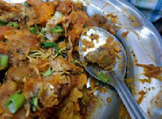 Flesh piece with 'Shailendra Chat Store' | ‘शैलेंद्र चाट भंडार’च्या समोशात मांसाचा तुकडा Flesh piece with 'Shailendra Chat Store' | ‘शैलेंद्र चाट भंडार’च्या समोशात मांसाचा तुकडा