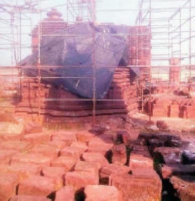 The work of Markanda temple stopped | मार्कंडा मंदिराचे काम रखडले The work of Markanda temple stopped | मार्कंडा मंदिराचे काम रखडले