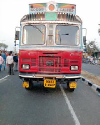 Maternal and maternal grandfather killed in overtake | ओव्हरटेकच्या नादात मामा-भाची ठार