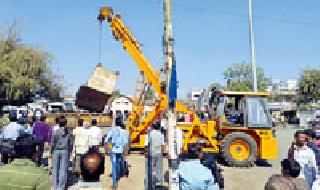 Encroachment on the main road ground floor | मुख्य मार्गावरील अतिक्रमण भुईसपाट