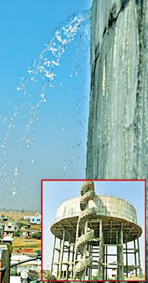 A splinter hole before the inauguration | उद्घाटनापूर्वीच जलकुंभाला भगदाड